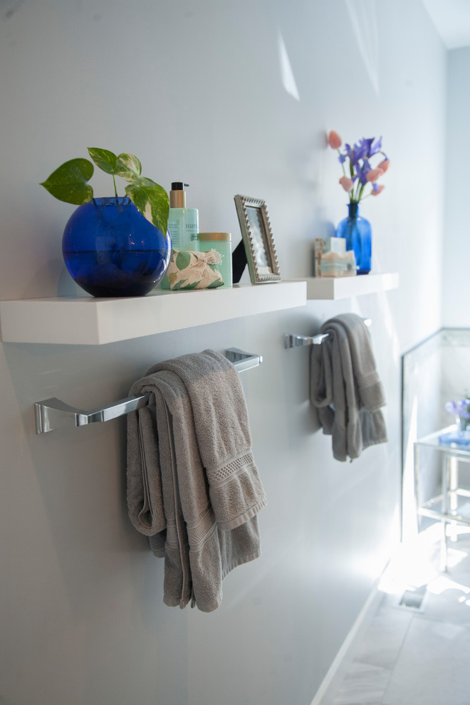 Imagen de cuarto de baño principal, clásico renovado, de tamaño medio, con armarios con paneles lisos, puertas de armario blancas, bañera exenta, ducha esquinera, baldosas y/o azulejos grises, baldosas y/o azulejos de porcelana, paredes azules, suelo de baldosas de porcelana, lavabo bajoencimera y encimera de granito