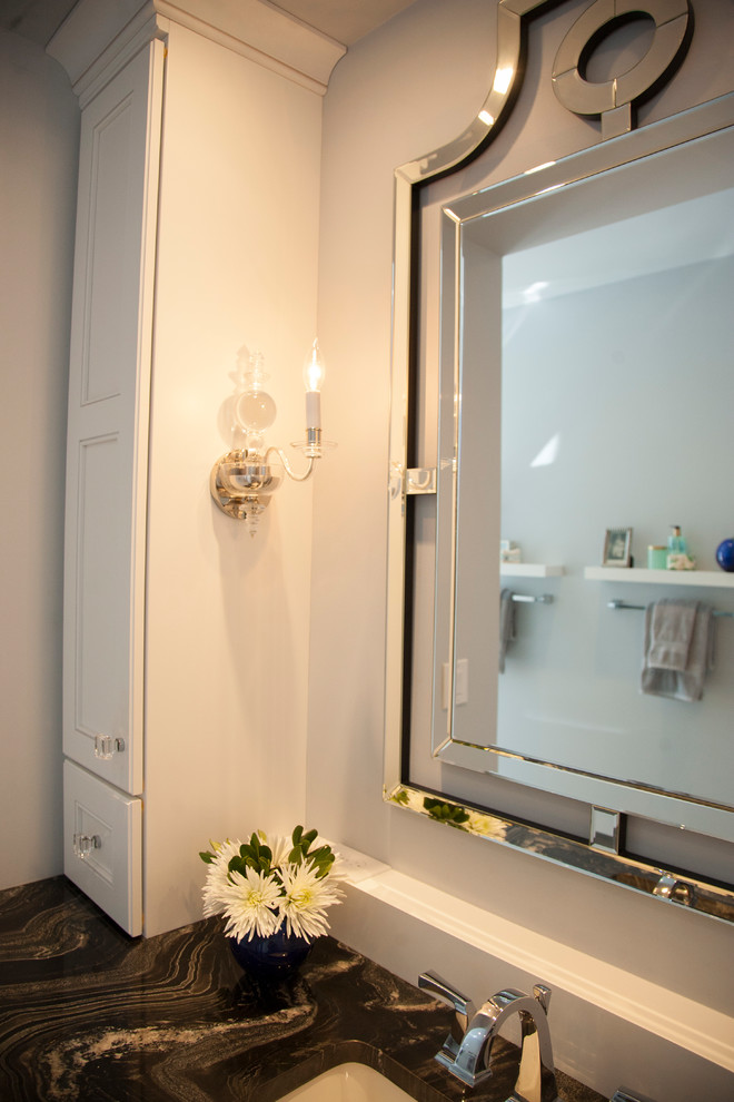 Bild på ett mellanstort vintage en-suite badrum, med släta luckor, vita skåp, ett fristående badkar, en hörndusch, grå kakel, porslinskakel, blå väggar, klinkergolv i porslin, ett undermonterad handfat och granitbänkskiva