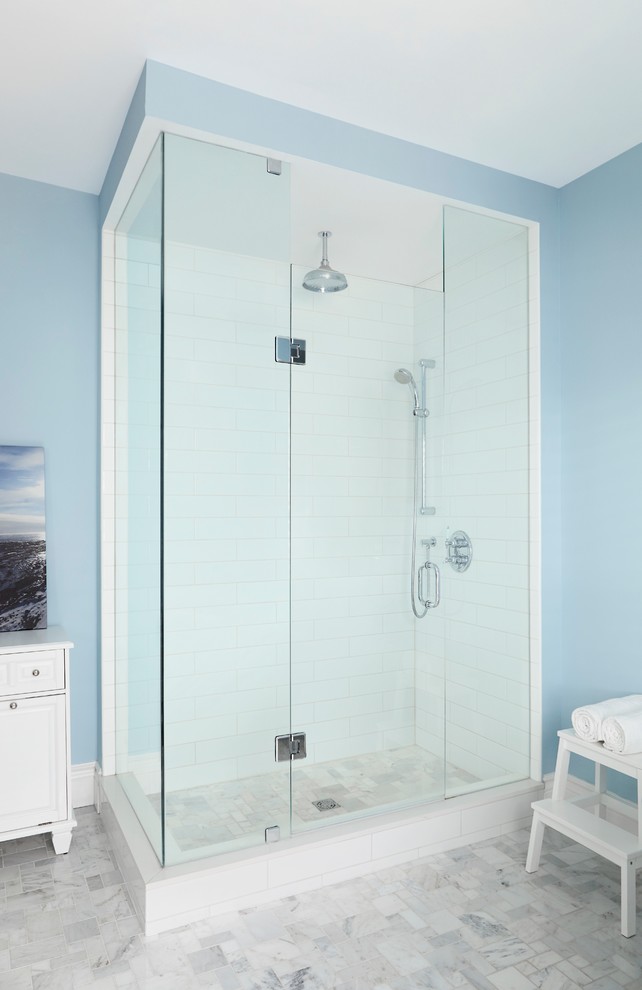 Идея дизайна: большая ванная комната в классическом стиле с фасадами с утопленной филенкой, белыми фасадами, ванной на ножках, угловым душем, унитазом-моноблоком, белой плиткой, керамической плиткой, синими стенами, мраморным полом, душевой кабиной, врезной раковиной и столешницей из искусственного камня