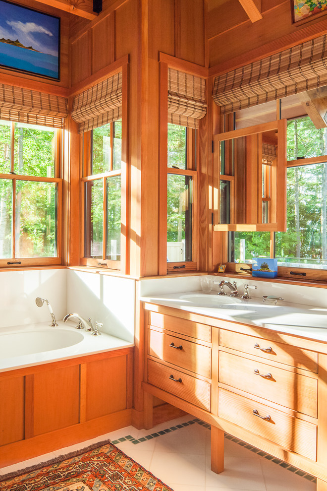 Пример оригинального дизайна: главная ванная комната в стиле кантри с фасадами цвета дерева среднего тона, полновстраиваемой ванной, врезной раковиной и плоскими фасадами