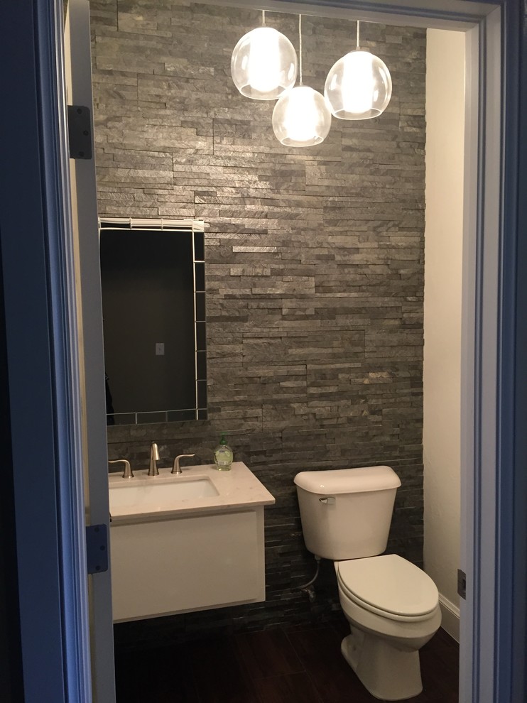 Immagine di una piccola stanza da bagno design con lavabo sottopiano, ante lisce, ante bianche, top in marmo, WC a due pezzi, piastrelle grigie, piastrelle a listelli, pareti bianche e pavimento con piastrelle in ceramica