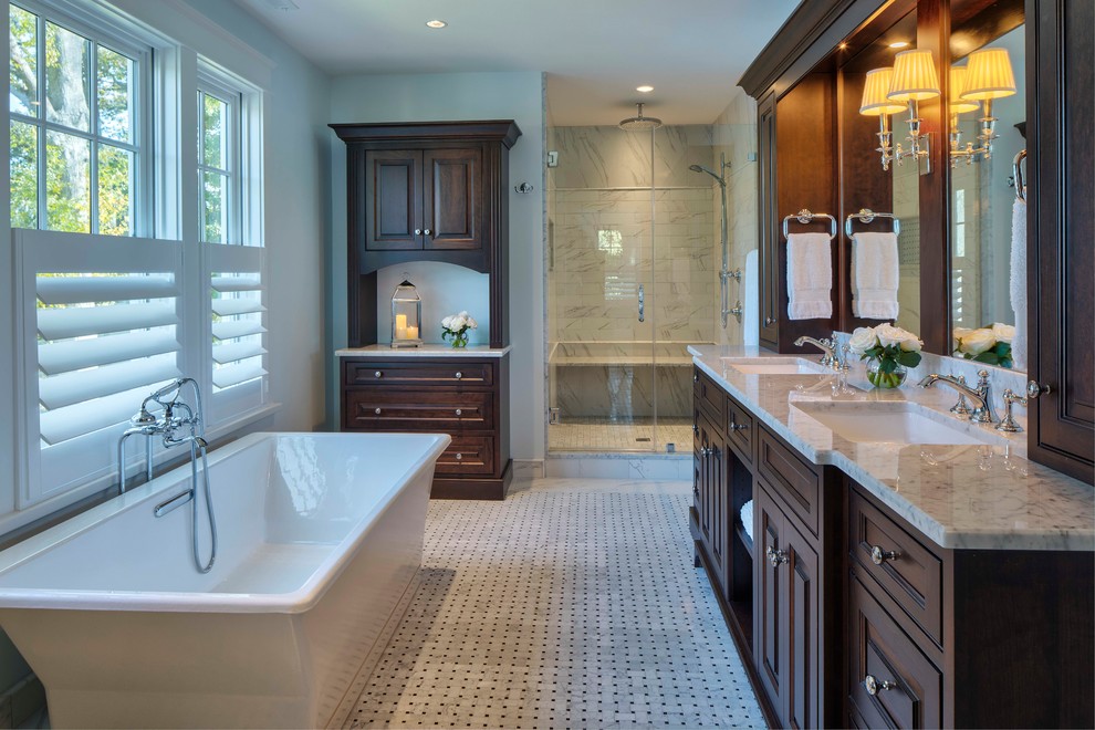 Idéer för ett klassiskt grå en-suite badrum, med luckor med upphöjd panel, skåp i mörkt trä, ett fristående badkar, en dusch i en alkov, grå kakel, grå väggar, marmorgolv, ett undermonterad handfat, grått golv och dusch med gångjärnsdörr