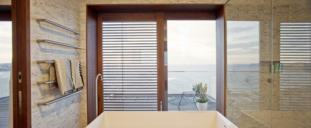 Inspiration för stora moderna en-suite badrum, med skåp i mellenmörkt trä, marmorbänkskiva, en vägghängd toalettstol, grå kakel, mosaik, grå väggar och skiffergolv