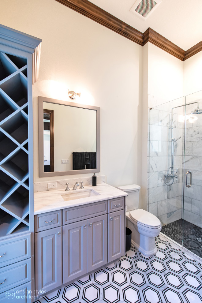 Пример оригинального дизайна: ванная комната в стиле неоклассика (современная классика) с фасадами с выступающей филенкой, серыми фасадами, душем без бортиков, унитазом-моноблоком, белой плиткой, мраморной плиткой, белыми стенами, полом из мозаичной плитки, душевой кабиной, врезной раковиной, мраморной столешницей, белым полом, душем с распашными дверями и белой столешницей
