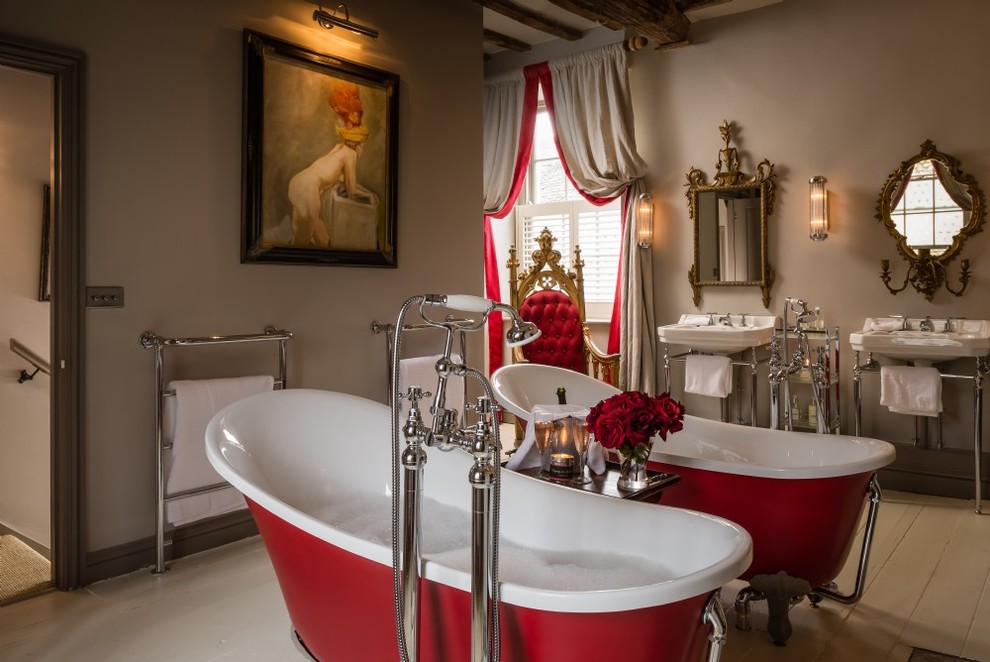 Ejemplo de cuarto de baño principal clásico de tamaño medio con paredes grises, suelo de madera pintada, lavabo tipo consola y suelo blanco