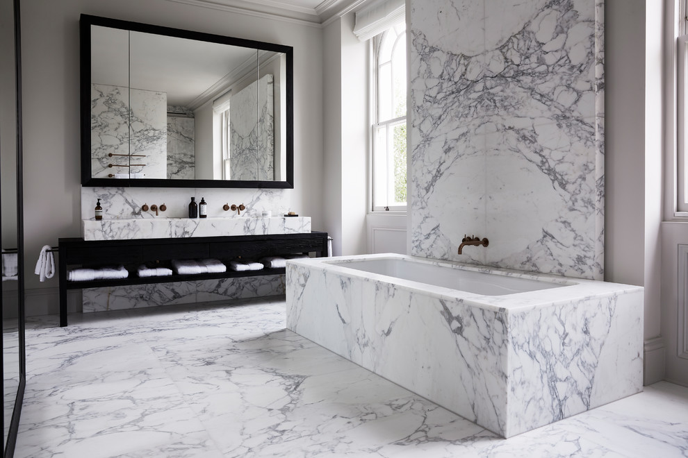 Источник вдохновения для домашнего уюта: главная ванная комната в современном стиле с открытыми фасадами, черными фасадами, полновстраиваемой ванной, белой плиткой, мраморной плиткой, мраморным полом и белым полом
