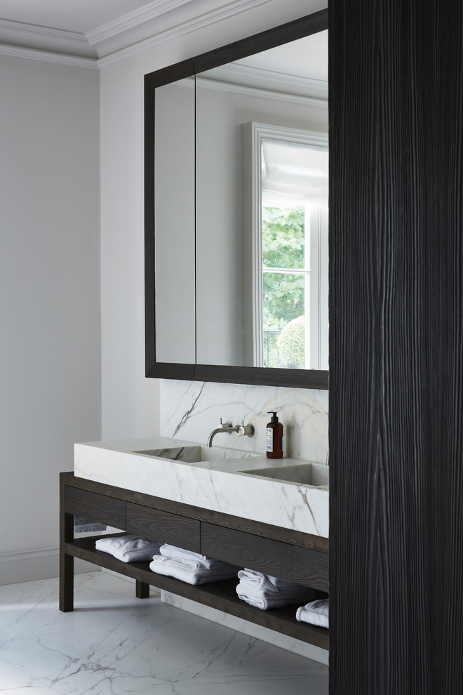 Esempio di una grande stanza da bagno minimal con vasca da incasso, piastrelle di marmo, pavimento in marmo, lavabo sospeso e top in marmo