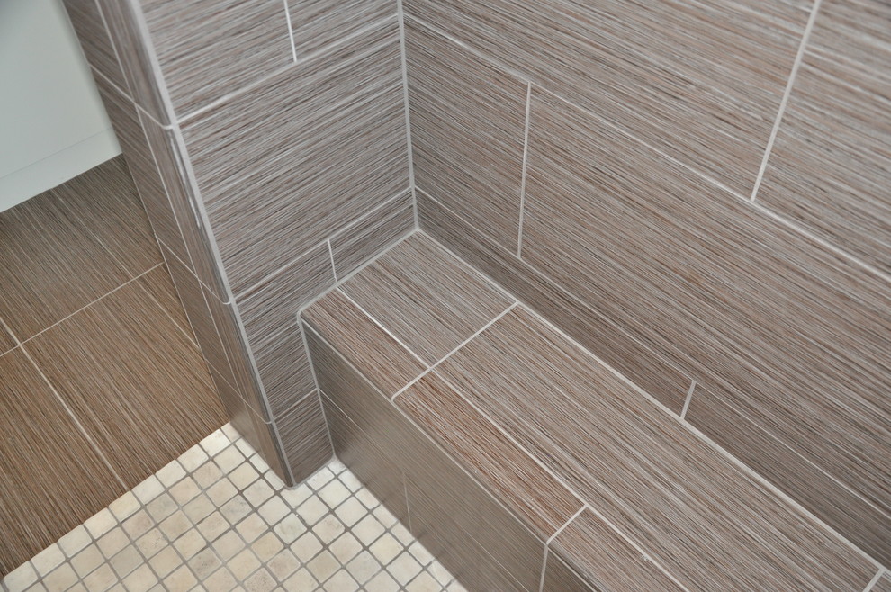Пример оригинального дизайна: большая главная ванная комната в стиле модернизм с фасадами в стиле шейкер, белыми фасадами, душем в нише, раздельным унитазом, белой плиткой, керамической плиткой, серыми стенами, полом из винила, настольной раковиной и мраморной столешницей