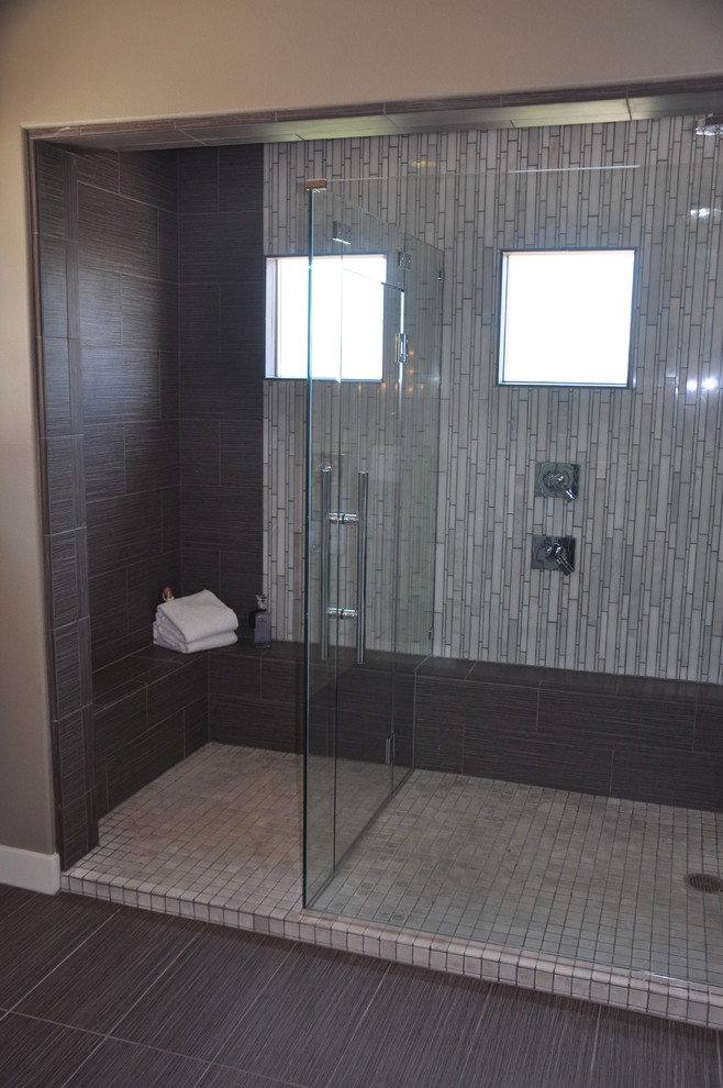Idee per una grande stanza da bagno padronale moderna con ante in stile shaker, ante bianche, doccia alcova, WC a due pezzi, piastrelle bianche, piastrelle in ceramica, pareti grigie, pavimento in vinile, lavabo a bacinella e top in marmo