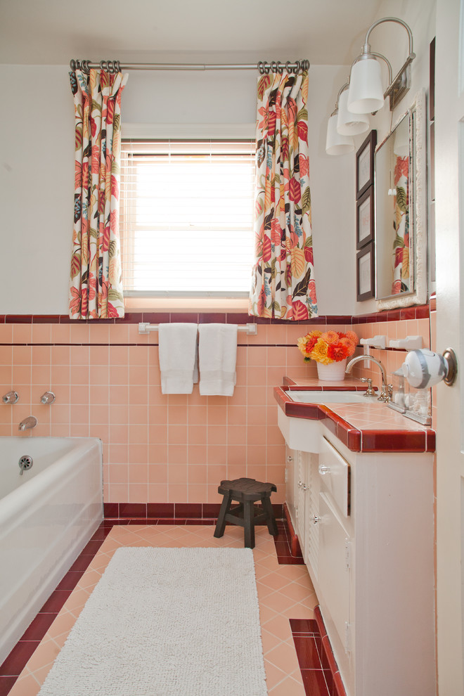 Idéer för ett mellanstort klassiskt en-suite badrum, med ett hörnbadkar, en dusch/badkar-kombination, mellanmörkt trägolv, ett undermonterad handfat och dusch med duschdraperi