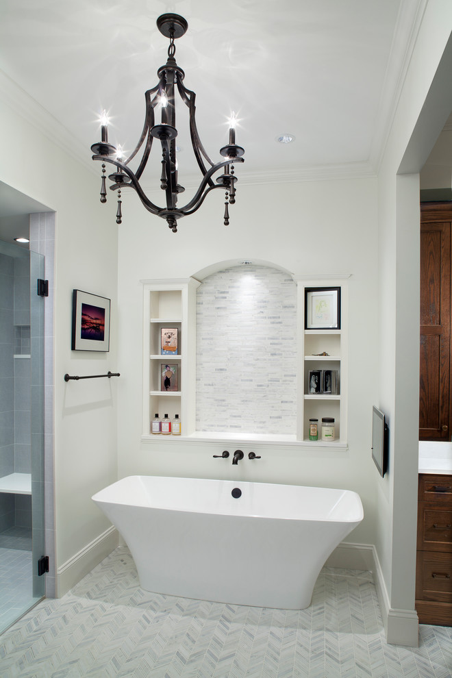ボルチモアにある巨大なトラディショナルスタイルのおしゃれなマスターバスルーム (濃色木目調キャビネット、置き型浴槽、アルコーブ型シャワー、白いタイル、白い壁) の写真
