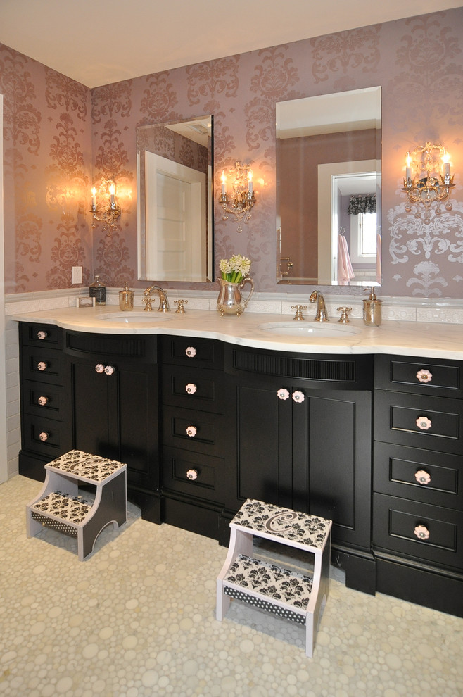 Cette image montre une grande salle de bain traditionnelle pour enfant avec un lavabo encastré, un placard en trompe-l'oeil, des portes de placard noires, un plan de toilette en marbre, un carrelage gris, des carreaux de céramique, un mur violet et un sol en marbre.