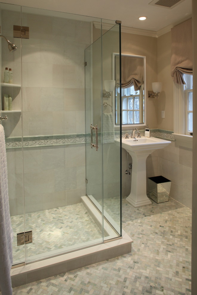 Ispirazione per una stanza da bagno tradizionale con lavabo a colonna, top in marmo, piastrelle verdi, piastrelle in pietra, doccia ad angolo e WC a due pezzi