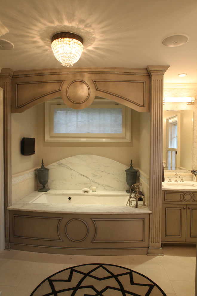 Exempel på ett mycket stort klassiskt en-suite badrum, med ett undermonterad handfat, marmorbänkskiva, vit kakel, möbel-liknande, grå skåp, ett undermonterat badkar och stenkakel