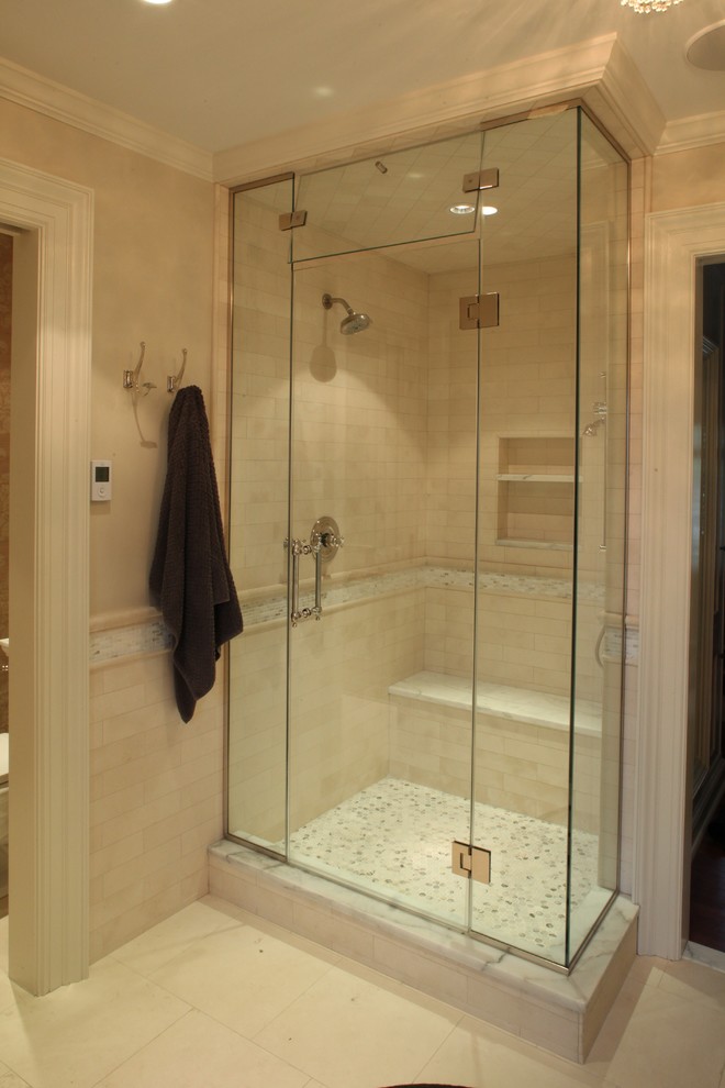Inspiration för stora en-suite badrum, med marmorbänkskiva, en hörndusch, beige kakel, grå väggar, kalkstensgolv och stenkakel