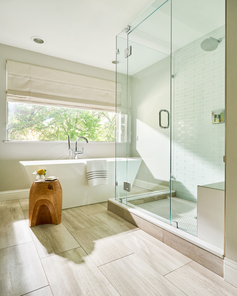 Пример оригинального дизайна: главная ванная комната среднего размера в стиле ретро с отдельно стоящей ванной, открытым душем, бежевой плиткой и белыми стенами