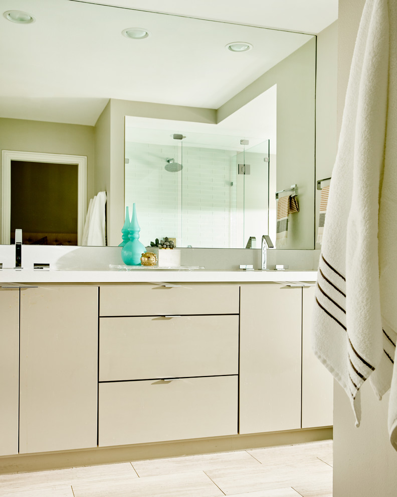 Идея дизайна: главная ванная комната среднего размера в стиле ретро с отдельно стоящей ванной, открытым душем, бежевой плиткой и белыми стенами
