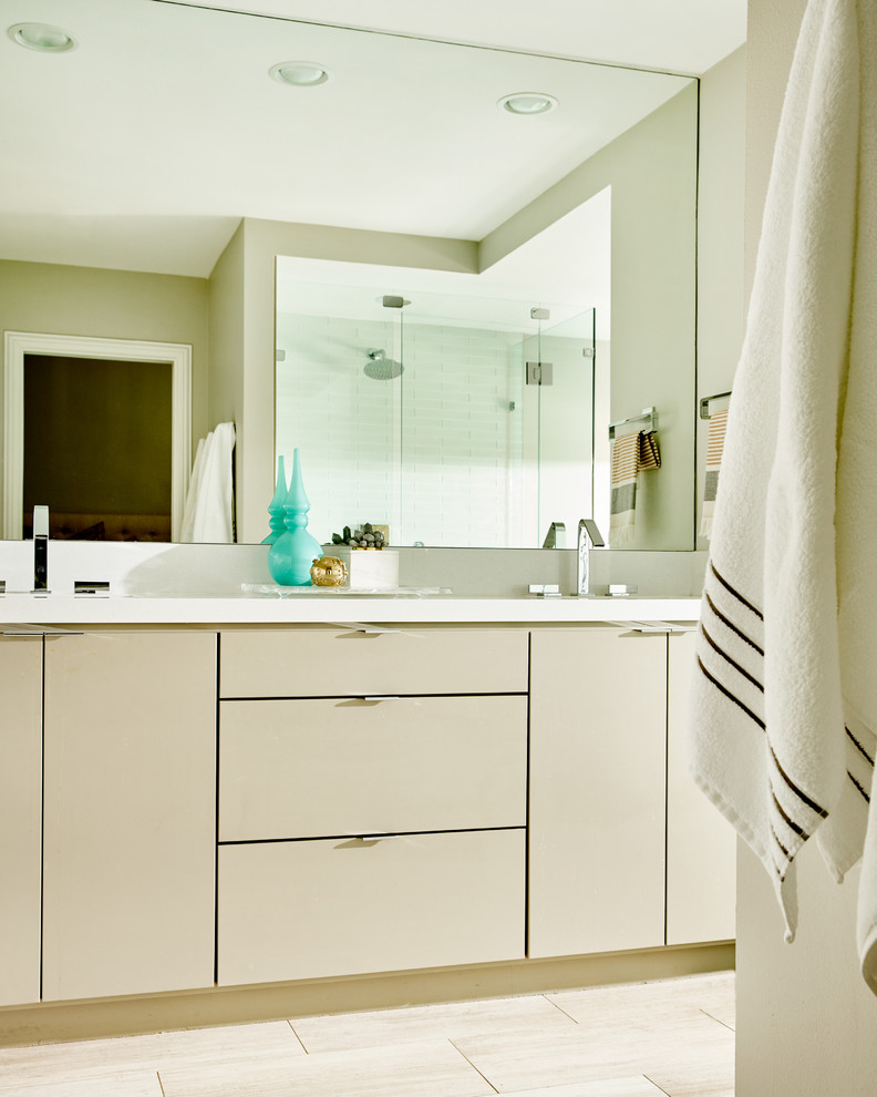 Mittelgroßes Mid-Century Badezimmer En Suite mit freistehender Badewanne, offener Dusche, beigen Fliesen, beiger Wandfarbe und Aufsatzwaschbecken in Dallas