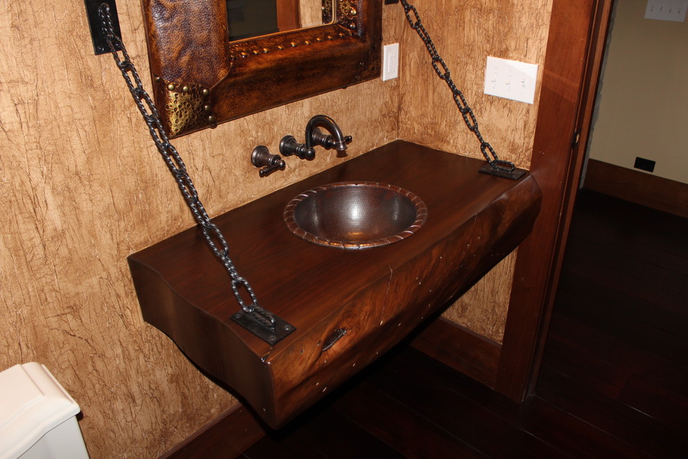 Foto di una piccola stanza da bagno con doccia american style con ante in legno bruno, top in legno e parquet scuro
