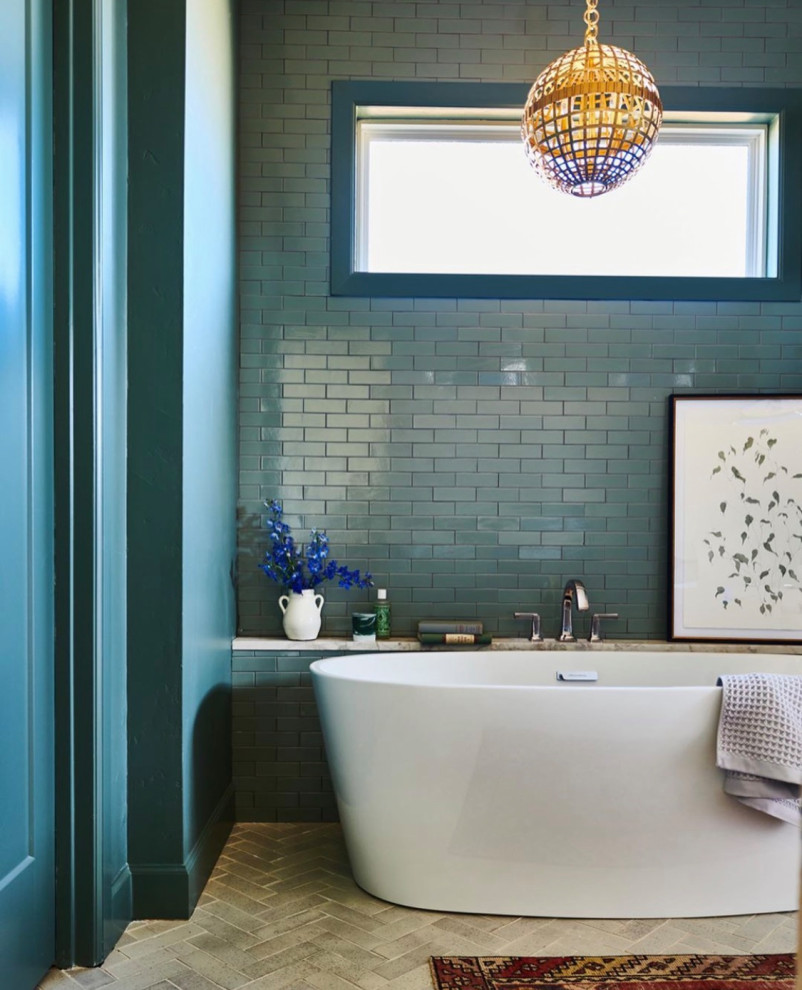 Свежая идея для дизайна: большая главная ванная комната в стиле неоклассика (современная классика) с серыми фасадами, отдельно стоящей ванной, душевой комнатой, серой плиткой, керамической плиткой, серыми стенами, кирпичным полом, накладной раковиной, бежевым полом, душем с распашными дверями, белой столешницей, нишей и тумбой под две раковины - отличное фото интерьера