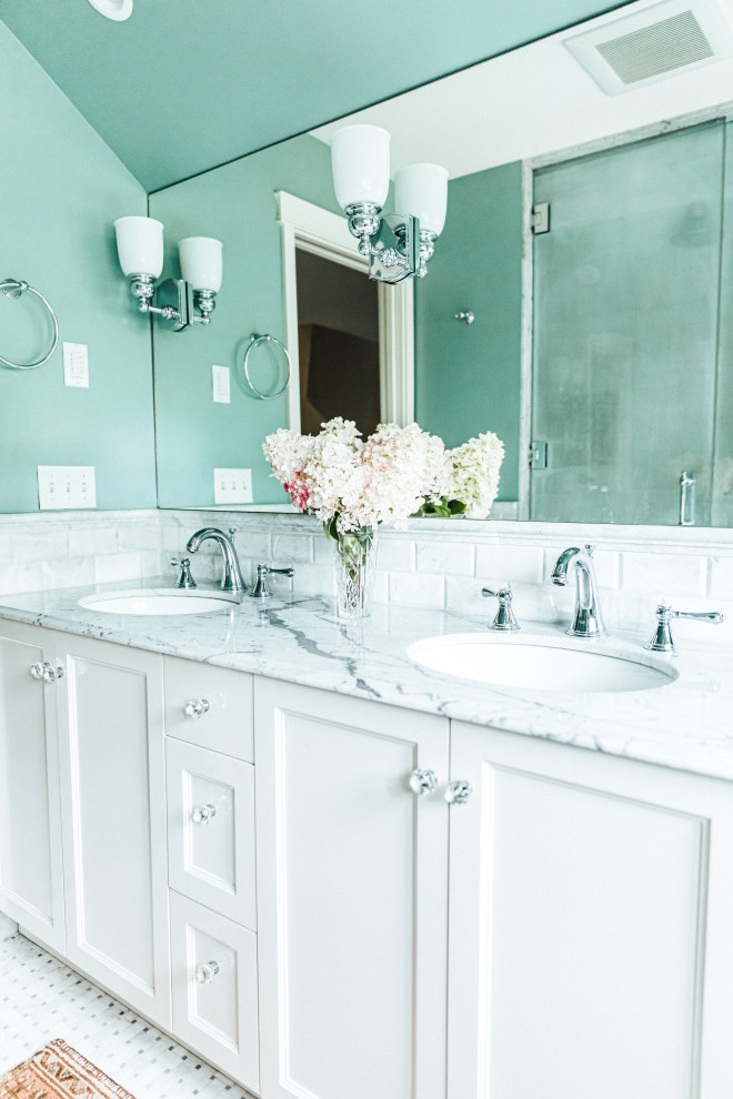 Идея дизайна: главная ванная комната среднего размера в стиле неоклассика (современная классика) с фасадами в стиле шейкер, белыми фасадами, душевой комнатой, унитазом-моноблоком, серой плиткой, плиткой кабанчик, синими стенами, полом из травертина, накладной раковиной, столешницей из гранита, разноцветным полом, душем с распашными дверями, разноцветной столешницей, сиденьем для душа, тумбой под две раковины, встроенной тумбой и сводчатым потолком