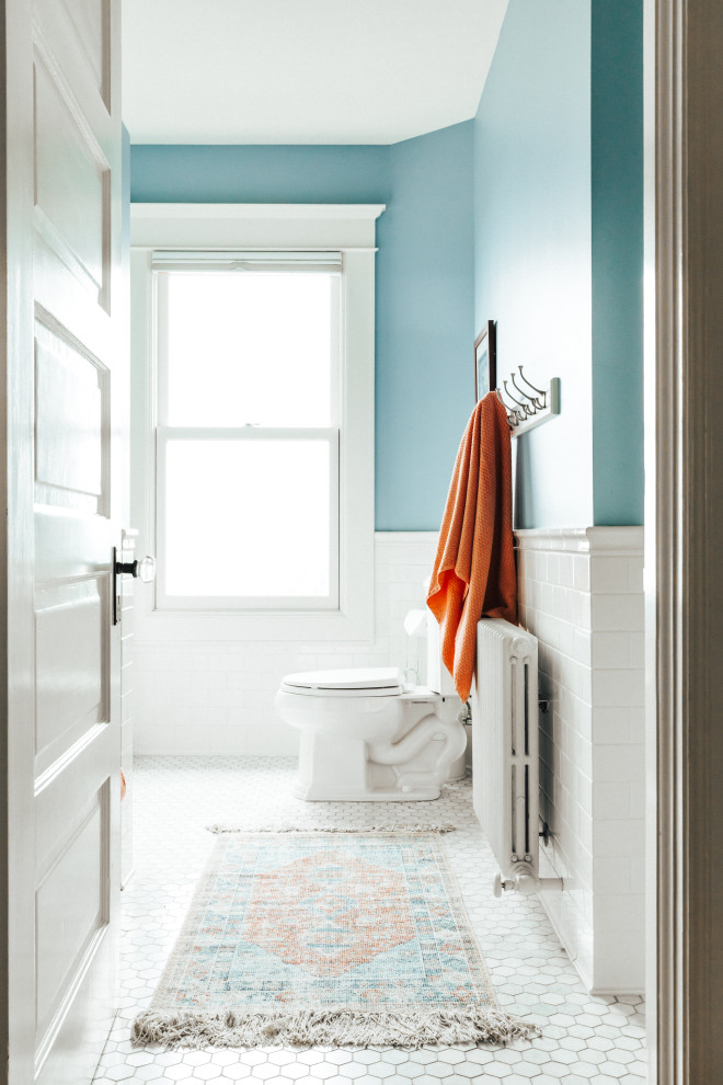 Пример оригинального дизайна: детская ванная комната среднего размера в стиле неоклассика (современная классика) с фасадами в стиле шейкер, белыми фасадами, ванной в нише, душем над ванной, унитазом-моноблоком, серой плиткой, плиткой кабанчик, синими стенами, полом из керамической плитки, накладной раковиной, столешницей из гранита, разноцветным полом, шторкой для ванной, разноцветной столешницей, нишей, тумбой под две раковины и встроенной тумбой