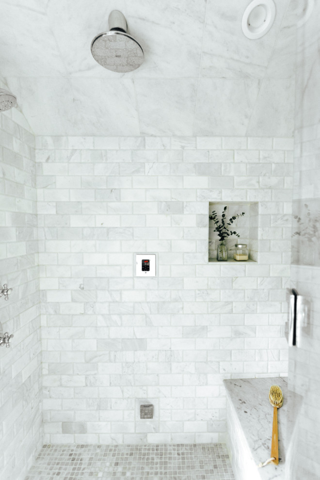 Inspiration pour une salle de bain principale traditionnelle de taille moyenne avec meuble-lavabo encastré, un espace douche bain, un carrelage gris, une cabine de douche à porte battante et un banc de douche.
