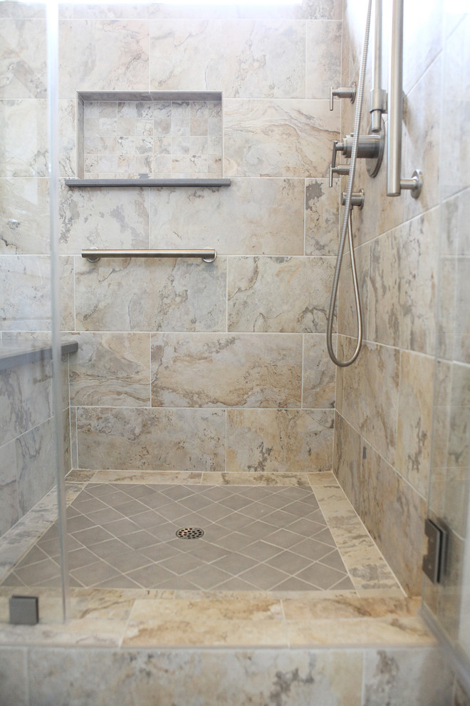 Klassisk inredning av ett mellanstort badrum, med ett undermonterad handfat, skåp i shakerstil, vita skåp, bänkskiva i kvarts, en dusch i en alkov, en toalettstol med separat cisternkåpa, grå kakel, porslinskakel, grå väggar och klinkergolv i porslin
