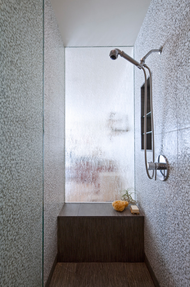 Idéer för att renovera ett mellanstort funkis badrum med dusch, med en dusch i en alkov, grå kakel och grått golv