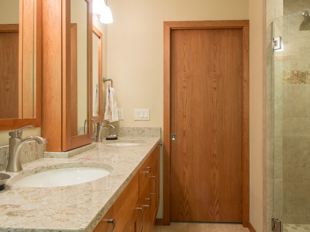 Bild på ett mellanstort vintage grå grått en-suite badrum, med ett undermonterad handfat, luckor med infälld panel, skåp i mellenmörkt trä, bänkskiva i kvarts, en dubbeldusch, en toalettstol med separat cisternkåpa, beige kakel, porslinskakel, beige väggar, linoleumgolv, beiget golv och dusch med gångjärnsdörr