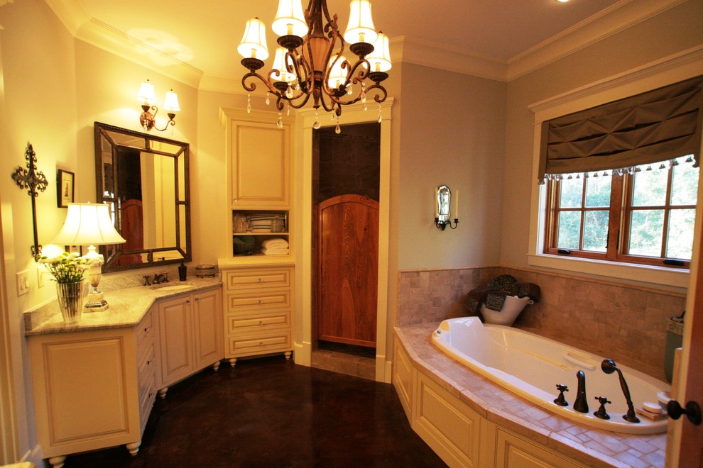 Idee per una stanza da bagno padronale american style con lavabo sottopiano, vasca ad alcova e doccia alcova