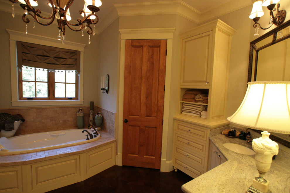 Пример оригинального дизайна: главная ванная комната в стиле кантри с врезной раковиной, ванной в нише и душем в нише