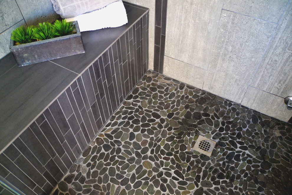 Inspiration för mellanstora moderna en-suite badrum, med en dusch i en alkov, grå kakel och vita väggar
