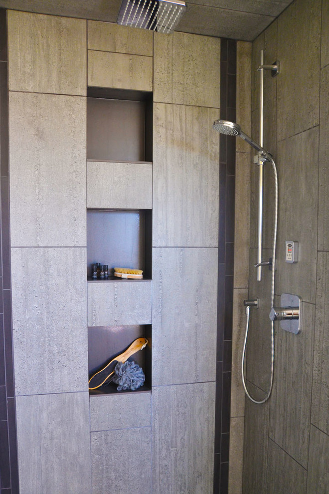 Пример оригинального дизайна: главная ванная комната среднего размера в современном стиле с душем в нише, раздельным унитазом, серой плиткой и белыми стенами
