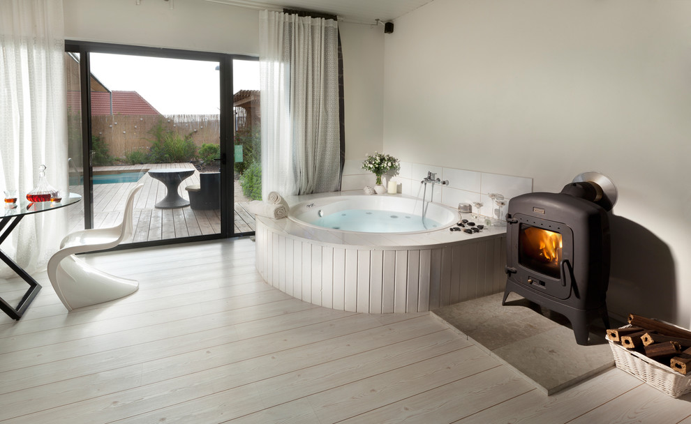 Immagine di una stanza da bagno stile rurale con vasca idromassaggio