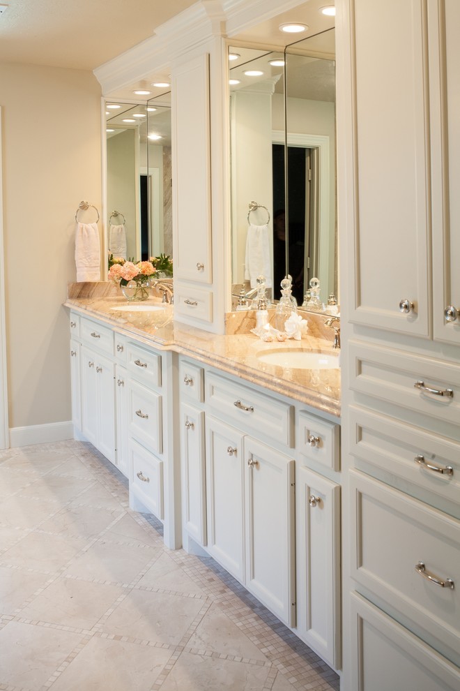 Living Room/Kitchen/Master Bathroom Remodel Traditional Bathroom Houston by Sneller