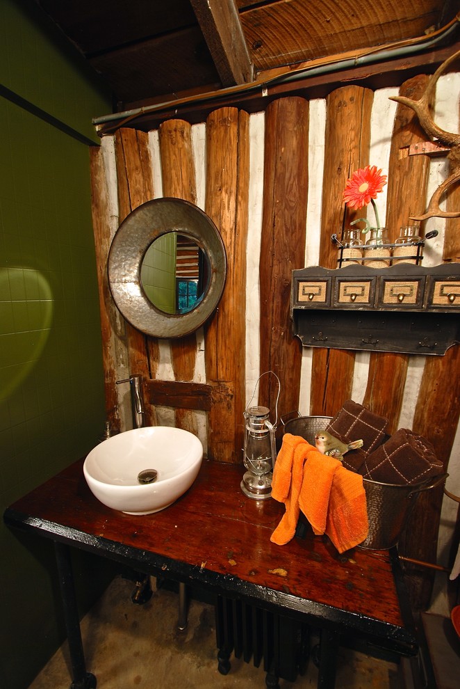 Источник вдохновения для домашнего уюта: маленькая ванная комната в стиле рустика с накладной раковиной, столешницей из дерева, унитазом-моноблоком, коричневыми стенами, душевой кабиной, полом из фанеры и коричневой столешницей для на участке и в саду