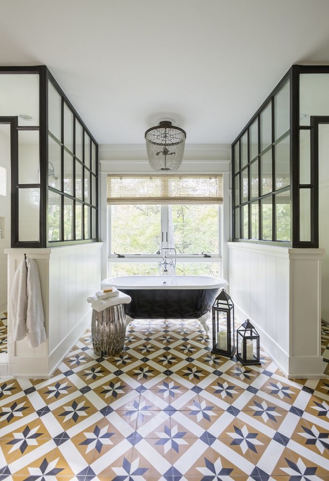 Exempel på ett stort klassiskt en-suite badrum, med ett badkar med tassar, en dusch i en alkov, vit kakel, porslinskakel, vita väggar, klinkergolv i porslin, flerfärgat golv och dusch med gångjärnsdörr