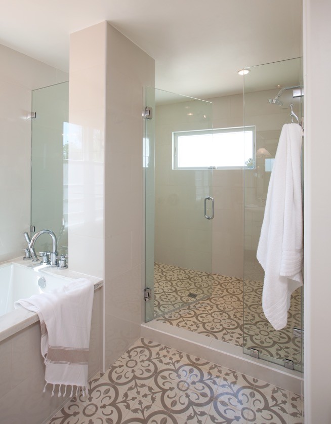 Идея дизайна: большая главная ванная комната в стиле неоклассика (современная классика) с полновстраиваемой ванной, душем в нише, белой плиткой, керамогранитной плиткой, белыми стенами, полом из керамогранита, разноцветным полом и душем с распашными дверями