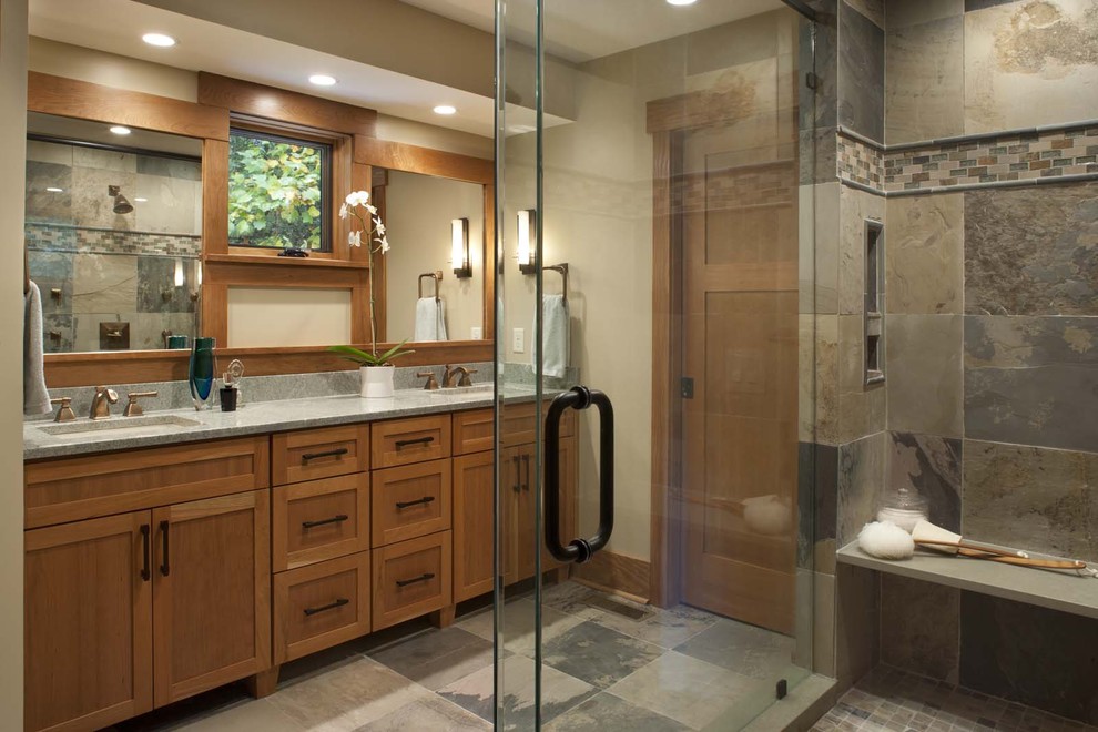 Bild på ett funkis badrum, med skåp i shakerstil, skåp i mellenmörkt trä, mosaik, ett undermonterad handfat, brun kakel och grå kakel