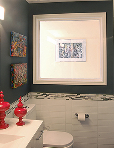 Exempel på ett litet badrum med dusch, med släta luckor, grå skåp, bänkskiva i akrylsten, vit kakel, tunnelbanekakel och grå väggar