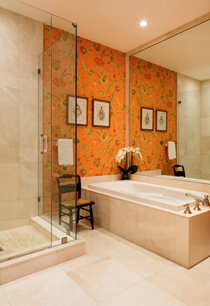 Foto di una grande stanza da bagno padronale tropicale con vasca da incasso, doccia alcova, pareti arancioni, pavimento in pietra calcarea, pavimento beige e doccia con tenda