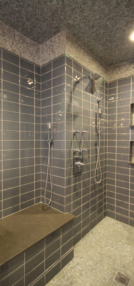 Modern inredning av ett mellanstort en-suite badrum, med släta luckor, skåp i mörkt trä, ett fristående badkar, en hörndusch, svart kakel, svart och vit kakel, grå kakel, glaskakel, grå väggar, klinkergolv i keramik, ett undermonterad handfat och bänkskiva i akrylsten