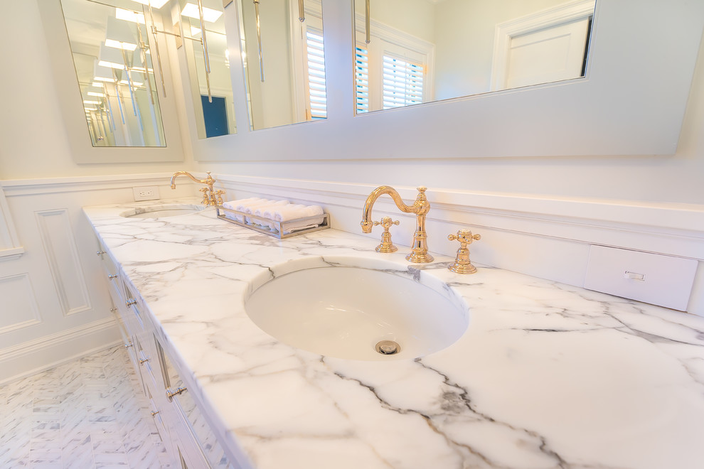 Ispirazione per una stanza da bagno padronale minimal di medie dimensioni con ante in stile shaker, ante bianche, doccia alcova, pareti bianche, pavimento in marmo, lavabo sottopiano e top in marmo
