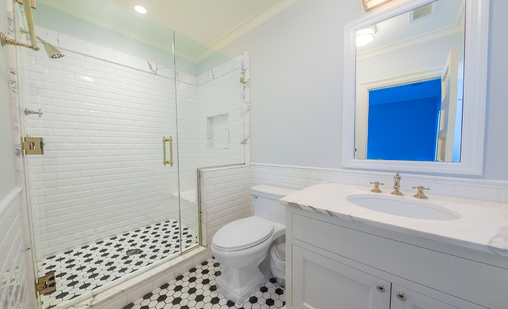 Idéer för mellanstora funkis badrum, med vita väggar, ett undermonterad handfat, marmorbänkskiva, skåp i shakerstil, vita skåp, en dusch i en alkov, en toalettstol med hel cisternkåpa, vit kakel, tunnelbanekakel och klinkergolv i keramik