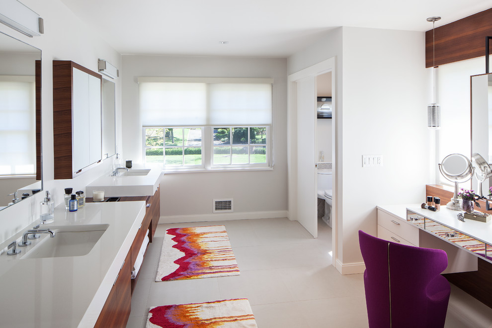 Modern inredning av ett stort vit vitt en-suite badrum, med ett undermonterad handfat, släta luckor, skåp i mörkt trä, grå väggar, bänkskiva i kvartsit och klinkergolv i keramik