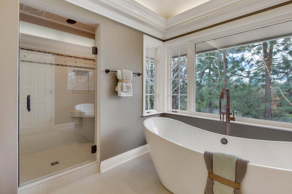 Esempio di una stanza da bagno padronale chic di medie dimensioni con vasca freestanding, doccia alcova, pareti marroni, pavimento in gres porcellanato, pavimento beige e porta doccia a battente