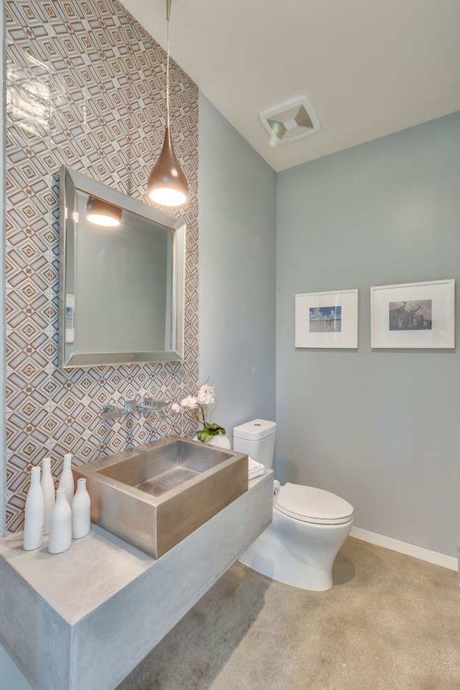 Immagine di una piccola stanza da bagno con doccia minimalista
