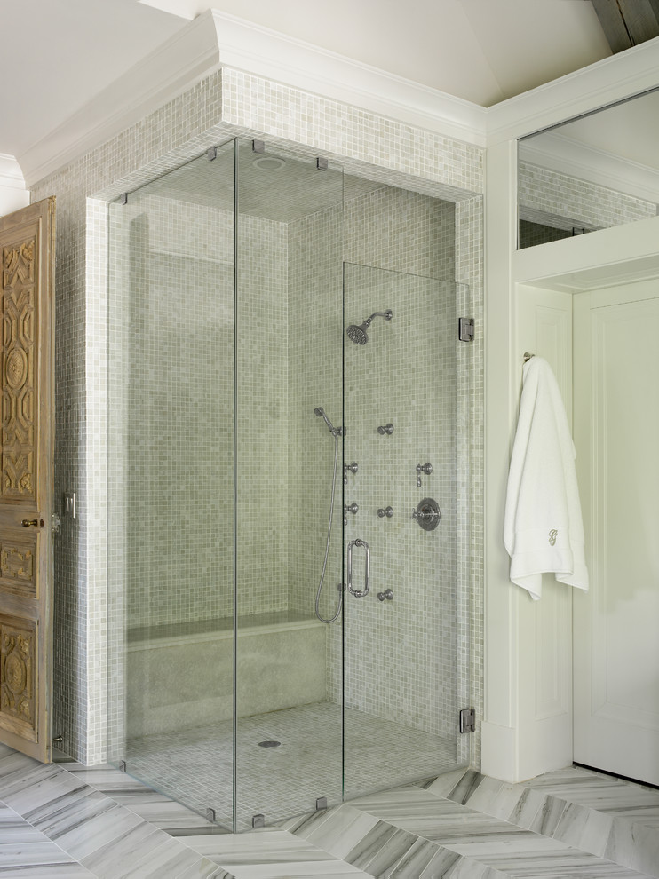 Foto di una stanza da bagno contemporanea con piastrelle verdi e pavimento in marmo