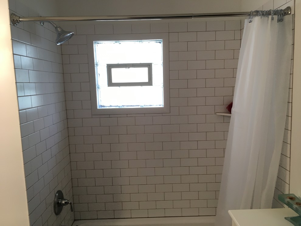 Источник вдохновения для домашнего уюта: главная ванная комната среднего размера в современном стиле с ванной в нише, душем над ванной, белой плиткой, белыми стенами, раковиной с пьедесталом и шторкой для ванной